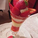 資生堂パーラー - 和歌山県日高郡 はないちご農園産 まりひめのスペシャルストロベリーパフェ