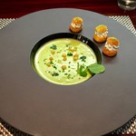 シェ オリビエ - Aコース 2,800円：Pour commencer…/前菜 青豆のヴルーテ（スープ）、軽いハーブのクリームとフロマージュブラン