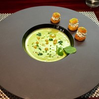 シェ オリビエ - Aコース 2,800円：Pour commencer…/前菜 青豆のヴルーテ（スープ）、軽いハーブのクリームとフロマージュブラン