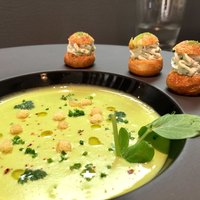 シェ オリビエ - Aコース 2,800円：Pour commencer…/前菜 青豆のヴルーテ（スープ）、軽いハーブのクリームとフロマージュブラン