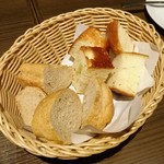トラットリア クアルト - 自家製フォカッチャと全粒粉のパン