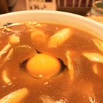 味奈登庵 - 玉子は最初に投入。
      丼の底でほどよく温められ、黄身はトロトロに。
      これが良いンである！