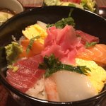 全席完全個室居酒屋 鳥楽 - 海鮮丼と温そば 850円。