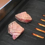 焼肉ノ志志 - 手が空いていたら店主自ら焼いてくれます