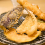 天ぷらめし 金子半之助 - 天ぷらめしと味噌椀 1180円 のナス、キス、かぼちゃ