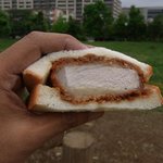 厚切りのカツが…