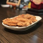 焼鳥ダイニングｄｉｃｅ - 名物手羽先の唐揚げ