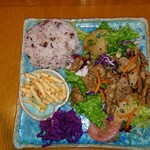 Sumairukafe - カフェ風甘辛牛肉と金平レンコンサラダプレート (15穀米またはパン)スープ付き 1150円