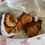 ケンタッキーフライドチキン - オリジナルチキン2、骨なし2、カーネリングポテト。