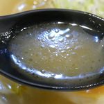 海老麺総本家 地元家 - まずはスープをすすってみると、熱々で海老の旨味たっぷりで塩気の効き加減もグッド！