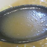 海老麺総本家 地元家 - 今度は添えられていた生姜をスープに溶かして上でスープの美味しさを今一度確かめてみたところ、キレの良さが一気にアップして味が締まって美味しさレベルアップ！