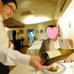 リストランテ・マッサ - 鈴木支配人と白ワイン