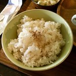 Cafe bar WIRED - 日替わりランチ(¥880) ごはん
                      硬めの炊き加減は僕の好みにバッチリ。一緒に食事をした友人は麦飯だと言っていたが、僕には胚芽米のように思えた。どっちなんだろう？