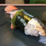 鮨処 さか井 - いわしピカピカで、大葉やガリも一緒に巻いてる