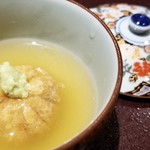 馳走 啐啄一十  - ②加賀蓮根饅頭(繋ぎ無し)の羅臼昆布出汁餡
      丁寧に摺り降ろした加賀蓮根は表面を軽く揚げてあっても、柔らかみのある蓮根の薫りが、立ち登ります。