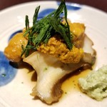 馳走 啐啄一十  - ③蝦夷鮑(北海道産)と紫雲丹(北海道函館産)
      柔らかな蒸し鮑を薄味で整え、大振りな紫雲丹で旨みを添えてあります。