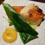 馳走 啐啄一十  - ④金目鯛 (静岡県天竜川沖産・8日熟成)の炭火焼き
      皮目から芳ばしさが薫り、じっくりと火が通り脂が一段と旨みを増していますが、上品な味わいが金目鯛らしいです♪