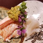馳走 啐啄一十  - ⑤毛蟹(北海道オホーツク海産)の蟹味乗せと本ミル貝(山口県産)を土佐酢で
      春になって若い毛蟹にが獲れるようになり、柔らかく甘みのある身が楽しめる様になりました
      本ミル貝は春が旬で初夏～秋が産卵期です