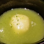 馳走 啐啄一十  - ⑥うすい豆の摺り流し、大和芋の真薯、利尻根布(北海道礼文島船泊産・奥井海生堂の蔵囲4年もの)、鮪節の出汁
      うすい豆はグリーンピースのような豆ですが甘さが決定的に違います。