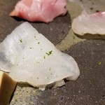 馳走 啐啄一十  - ⑦カワハギ (瀬戸内海産・5日寝かせ)
      牡蠣イカダ下の富栄養水域で育ったカワハギ。
      今回は肝を脱水処理して寝かせてあり、円やかな口当たりの濃厚クリームチーズみたい
      それをカワハギの身で包んで頂きました