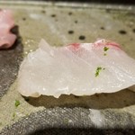 馳走 啐啄一十  - ⑧真鯛 (山口県周防大島・30%放血の脱水仕込み・当日もの)
      しつこいくらい書いてますが、産卵期の桜鯛は脂のりは落ち着いて、それほど状態は良くありません。
      しかし、今日の真鯛は断トツに状態が良いです