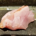 馳走 啐啄一十  - ⑨金目鯛(静岡県天竜川沖産・8日熟成)
      金目鯛も冬から春の魚へと変わってますね。
      熟成により旨みを引き出してあり納得の美味しさです。