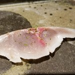 馳走 啐啄一十  - ⑫根付き真鯵(愛媛県産)
      3月~7月が産卵期なので、秋～冬とは脂のりは異なりアッサリ系になりますが、根付きなので脂のりはまずまず。