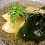 馳走 啐啄一十  - ⑭朝堀り筍(福岡県産)と若芽(岩手県三陸産)、ぜんまい、蕗の薹、真昆布(北海道函館白口浜産)と鰹節、鯖節、あご、いりこの出汁
      春真っ只中の筍と若芽、笑顔になります。