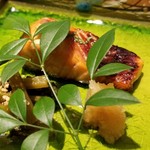 馳走 啐啄一十  - ⑮桜鱒(山形県庄内産)の木の芽焼き
      今回も入荷仕立てで熟成されておらず、残念ながら焼きで頂きました。
      もちろん焼いても美味しいのですが、桜鱒は、お刺身で頂きたかった。(泣)