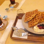 Hatsumiya Kafe - ワッフル　ベリーとセットコーヒー【２０１８年４月】