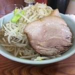 ラーメン二郎 - 麺少なめ硬め＋「ヤサイマシニンニク」
      
