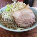 ラーメン二郎 - 麺少なめ硬め＋「ヤサイマシニンニク」
      