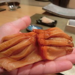 照寿司 - 赤貝。手のひらよりでかい。
      私の手が少し小さめでもある
