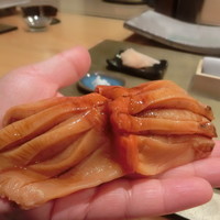 照寿司 - 赤貝。手のひらよりでかい。
                私の手が少し小さめでもある