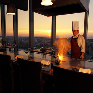 Enjoy the view from 100m above ground and the live feeling of Teppan-yaki cooking right in front of you!