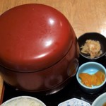 いとはん三日月 - 朱色のお重は、2段重ねで、蓋つき