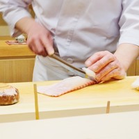 日本橋蛎殻町 すぎた - 見事な包丁さばき