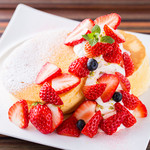 Cafe brunch TAMAGOYA - BonBonberryのたっぷりいちごのパンケーキ（期間限定）