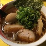 らーめん研究所 - 黒醤油ラーメン中盛り(850円)+味玉(100円)