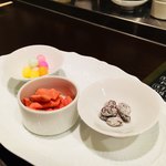 ダルマヤ - お通し。
                                おいり・えびおかき・千疋屋のヨーグルトレーズン