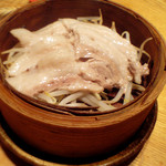 豚丸商店 - 豚バラ肉のせいろ蒸し(530円)