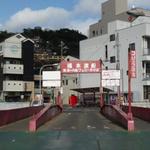 ざこや - 左側に写っている３階建風の建物が「ざこや」さんです