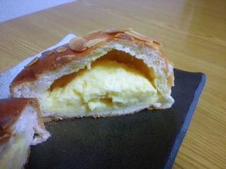 Boulangerie Bon PAPA - クリームパン中身。