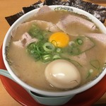 純豚骨ラーメン鶯 - 肉月見ラーメンバースデーバージョン