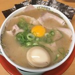 純豚骨ラーメン鶯 - 肉月見ラーメンバースデーバージョン