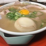 純豚骨ラーメン鶯 - 肉月見ラーメンバースデーバージョン