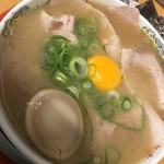 純豚骨ラーメン鶯 - 肉月見ラーメンバースデーバージョン