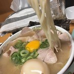 純豚骨ラーメン鶯 - 肉月見ラーメンバースデーバージョン