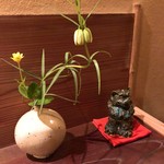 未在 - 茶花も風情があります