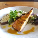 職人館 - 桑を練り込んだパンとトマトのキッシュ